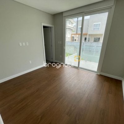 Casa de Condomínio com 339m², 4 quartos (sendo 4 suítes), 4 garagens, no bairro Pedra Branca em Palhoça