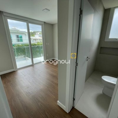 Casa de Condomínio com 339m², 4 quartos (sendo 4 suítes), 4 garagens, no bairro Pedra Branca em Palhoça