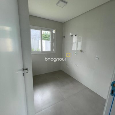 Casa de Condomínio com 339m², 4 quartos (sendo 4 suítes), 4 garagens, no bairro Pedra Branca em Palhoça