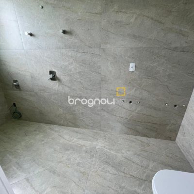 Casa de Condomínio com 339m², 4 quartos (sendo 4 suítes), 4 garagens, no bairro Pedra Branca em Palhoça