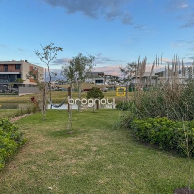 Casa de Condomínio com 339m², 4 quartos (sendo 4 suítes), 4 garagens, no bairro Pedra Branca em Palhoça