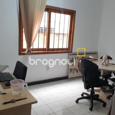Casa com 314m², 4 quartos (sendo 2 suítes), 4 garagens, no bairro Trindade em Florianópolis