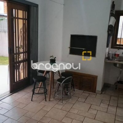 Casa com 314m², 4 quartos (sendo 2 suítes), 4 garagens, no bairro Trindade em Florianópolis