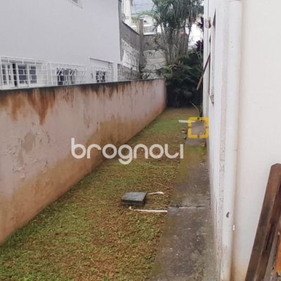 Casa com 314m², 4 quartos (sendo 2 suítes), 4 garagens, no bairro Trindade em Florianópolis