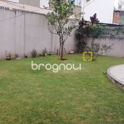Casa com 314m², 4 quartos (sendo 2 suítes), 4 garagens, no bairro Trindade em Florianópolis