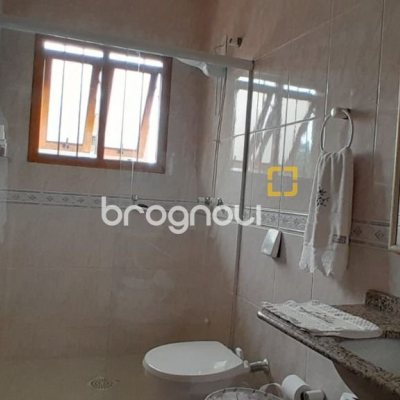 Casa com 314m², 4 quartos (sendo 2 suítes), 4 garagens, no bairro Trindade em Florianópolis
