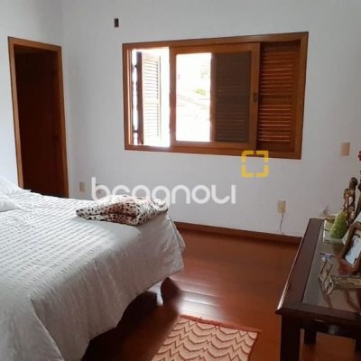 Casa com 314m², 4 quartos (sendo 2 suítes), 4 garagens, no bairro Trindade em Florianópolis