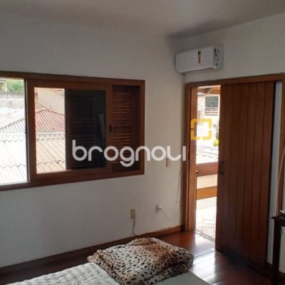 Casa com 314m², 4 quartos (sendo 2 suítes), 4 garagens, no bairro Trindade em Florianópolis