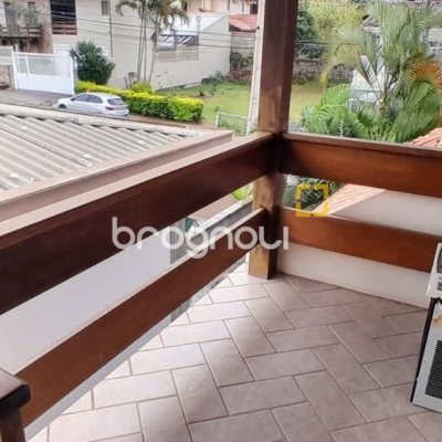 Casa com 314m², 4 quartos (sendo 2 suítes), 4 garagens, no bairro Trindade em Florianópolis