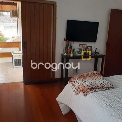 Casa com 314m², 4 quartos (sendo 2 suítes), 4 garagens, no bairro Trindade em Florianópolis
