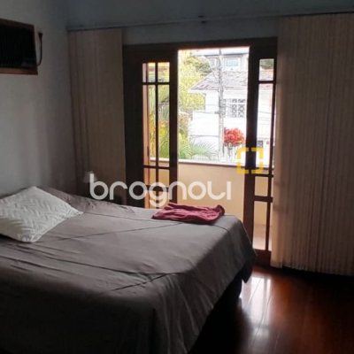 Casa com 314m², 4 quartos (sendo 2 suítes), 4 garagens, no bairro Trindade em Florianópolis