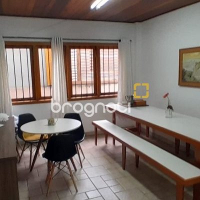 Casa com 314m², 4 quartos (sendo 2 suítes), 4 garagens, no bairro Trindade em Florianópolis