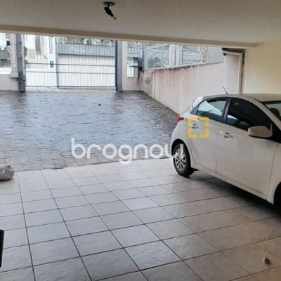 Casa com 314m², 4 quartos (sendo 2 suítes), 4 garagens, no bairro Trindade em Florianópolis