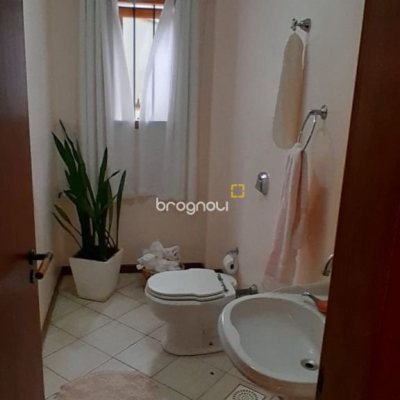 Casa com 314m², 4 quartos (sendo 2 suítes), 4 garagens, no bairro Trindade em Florianópolis