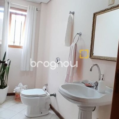 Casa com 314m², 4 quartos (sendo 2 suítes), 4 garagens, no bairro Trindade em Florianópolis