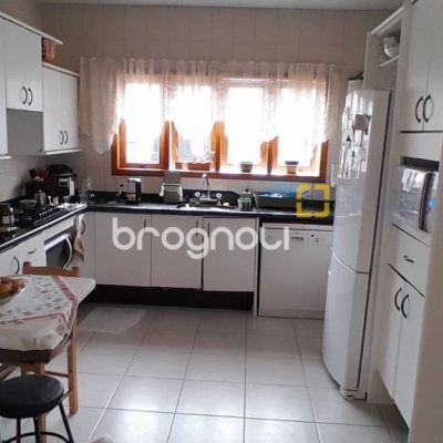 Casa com 314m², 4 quartos (sendo 2 suítes), 4 garagens, no bairro Trindade em Florianópolis