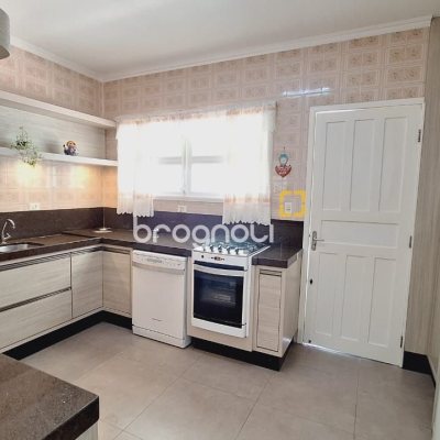 Casa com 185m², 4 quartos (sendo 1 suíte), 2 garagens, no bairro Capoeiras em Florianópolis