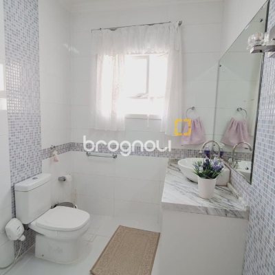 Casa com 185m², 4 quartos (sendo 1 suíte), 2 garagens, no bairro Capoeiras em Florianópolis
