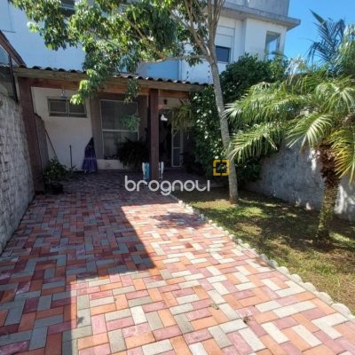 Casa com 99m², 2 quartos (sendo 2 suítes), 2 garagens, no bairro Ribeirão da Ilha em Florianópolis