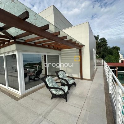 Casa com 365m², 3 quartos (sendo 3 suítes), 11 garagens, no bairro Beira Mar Norte em Florianópolis