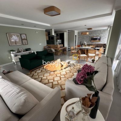 Casa com 365m², 3 quartos (sendo 3 suítes), 11 garagens, no bairro Beira Mar Norte em Florianópolis