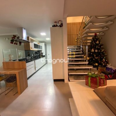 Casa com 365m², 3 quartos (sendo 3 suítes), 11 garagens, no bairro Beira Mar Norte em Florianópolis