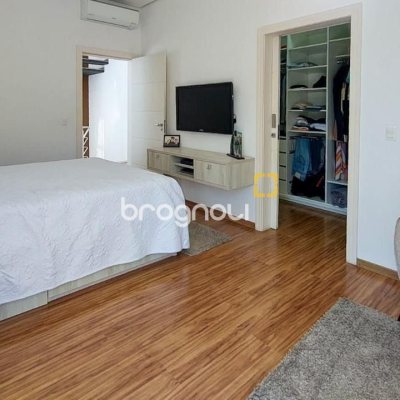 Casa com 322m², 3 quartos (sendo 3 suítes), 2 garagens, no bairro Lagoa da Conceição em Florianópolis