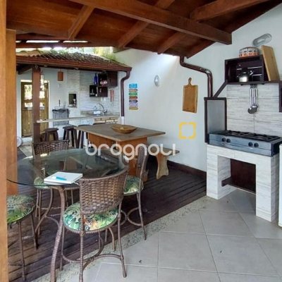Casa com 322m², 3 quartos (sendo 3 suítes), 2 garagens, no bairro Lagoa da Conceição em Florianópolis