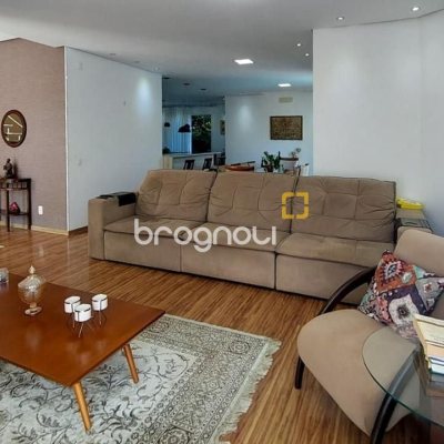 Casa com 322m², 3 quartos (sendo 3 suítes), 2 garagens, no bairro Lagoa da Conceição em Florianópolis
