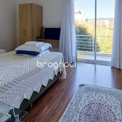Casa com 322m², 3 quartos (sendo 3 suítes), 2 garagens, no bairro Lagoa da Conceição em Florianópolis