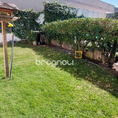 Casa com 322m², 3 quartos (sendo 3 suítes), 2 garagens, no bairro Lagoa da Conceição em Florianópolis