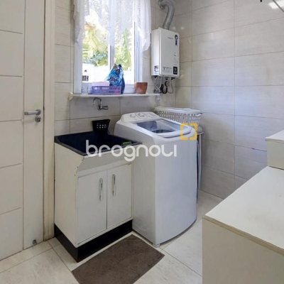 Casa com 322m², 3 quartos (sendo 3 suítes), 2 garagens, no bairro Lagoa da Conceição em Florianópolis
