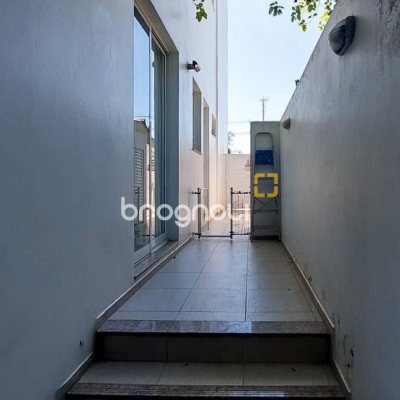 Casa com 322m², 3 quartos (sendo 3 suítes), 2 garagens, no bairro Lagoa da Conceição em Florianópolis