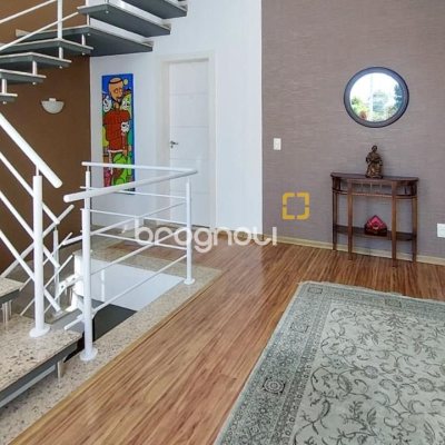 Casa com 322m², 3 quartos (sendo 3 suítes), 2 garagens, no bairro Lagoa da Conceição em Florianópolis