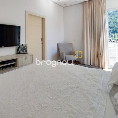 Casa com 322m², 3 quartos (sendo 3 suítes), 2 garagens, no bairro Lagoa da Conceição em Florianópolis