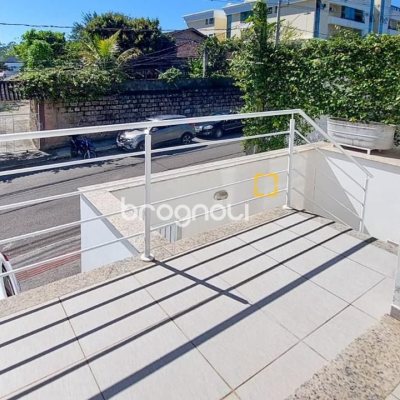 Casa com 322m², 3 quartos (sendo 3 suítes), 2 garagens, no bairro Lagoa da Conceição em Florianópolis