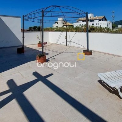 Casa com 322m², 3 quartos (sendo 3 suítes), 2 garagens, no bairro Lagoa da Conceição em Florianópolis