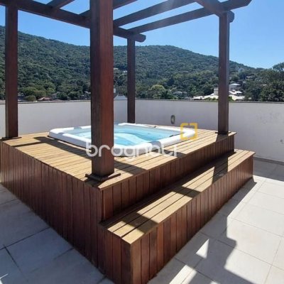 Casa com 322m², 3 quartos (sendo 3 suítes), 2 garagens, no bairro Lagoa da Conceição em Florianópolis