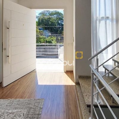 Casa com 322m², 3 quartos (sendo 3 suítes), 2 garagens, no bairro Lagoa da Conceição em Florianópolis