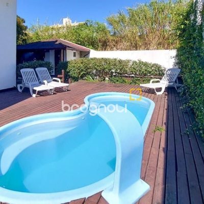 Casa com 322m², 3 quartos (sendo 3 suítes), 2 garagens, no bairro Lagoa da Conceição em Florianópolis