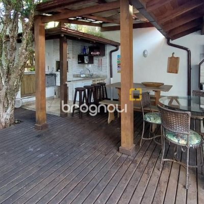 Casa com 322m², 3 quartos (sendo 3 suítes), 2 garagens, no bairro Lagoa da Conceição em Florianópolis