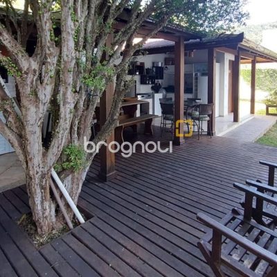 Casa com 322m², 3 quartos (sendo 3 suítes), 2 garagens, no bairro Lagoa da Conceição em Florianópolis