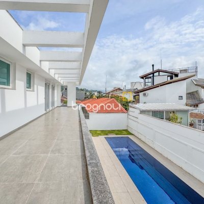 Casa com 450m², 4 quartos (sendo 4 suítes), 4 garagens, no bairro Jurerê Internacional em Florianópolis