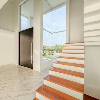 Casa com 450m², 4 quartos (sendo 4 suítes), 4 garagens, no bairro Jurerê Internacional em Florianópolis