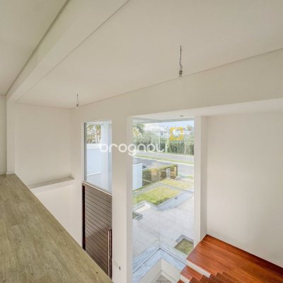 Casa com 450m², 4 quartos (sendo 4 suítes), 4 garagens, no bairro Jurerê Internacional em Florianópolis