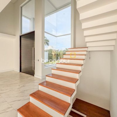 Casa com 450m², 4 quartos (sendo 4 suítes), 4 garagens, no bairro Jurerê Internacional em Florianópolis