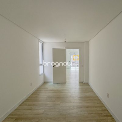 Casa com 450m², 4 quartos (sendo 4 suítes), 4 garagens, no bairro Jurerê Internacional em Florianópolis