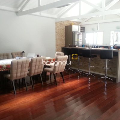 Casa com 171m², 2 quartos (sendo 2 suítes), 7 garagens, no bairro Cachoeira do Bom Jesus em Florianópolis
