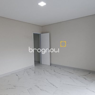 Casa com 87m², 3 quartos (sendo 1 suíte), 2 garagens, no bairro Canasvieiras em Florianópolis