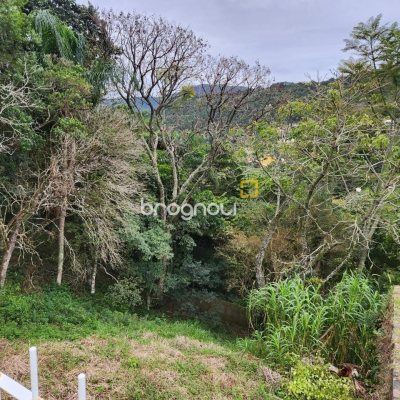 Terreno com 794m², no bairro Córrego Grande em Florianópolis